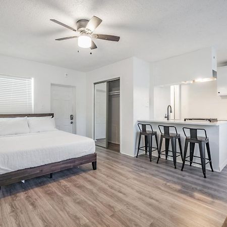 Spacious Studio Apartment Near Nightlife & Dining! St. Petersburg Ngoại thất bức ảnh