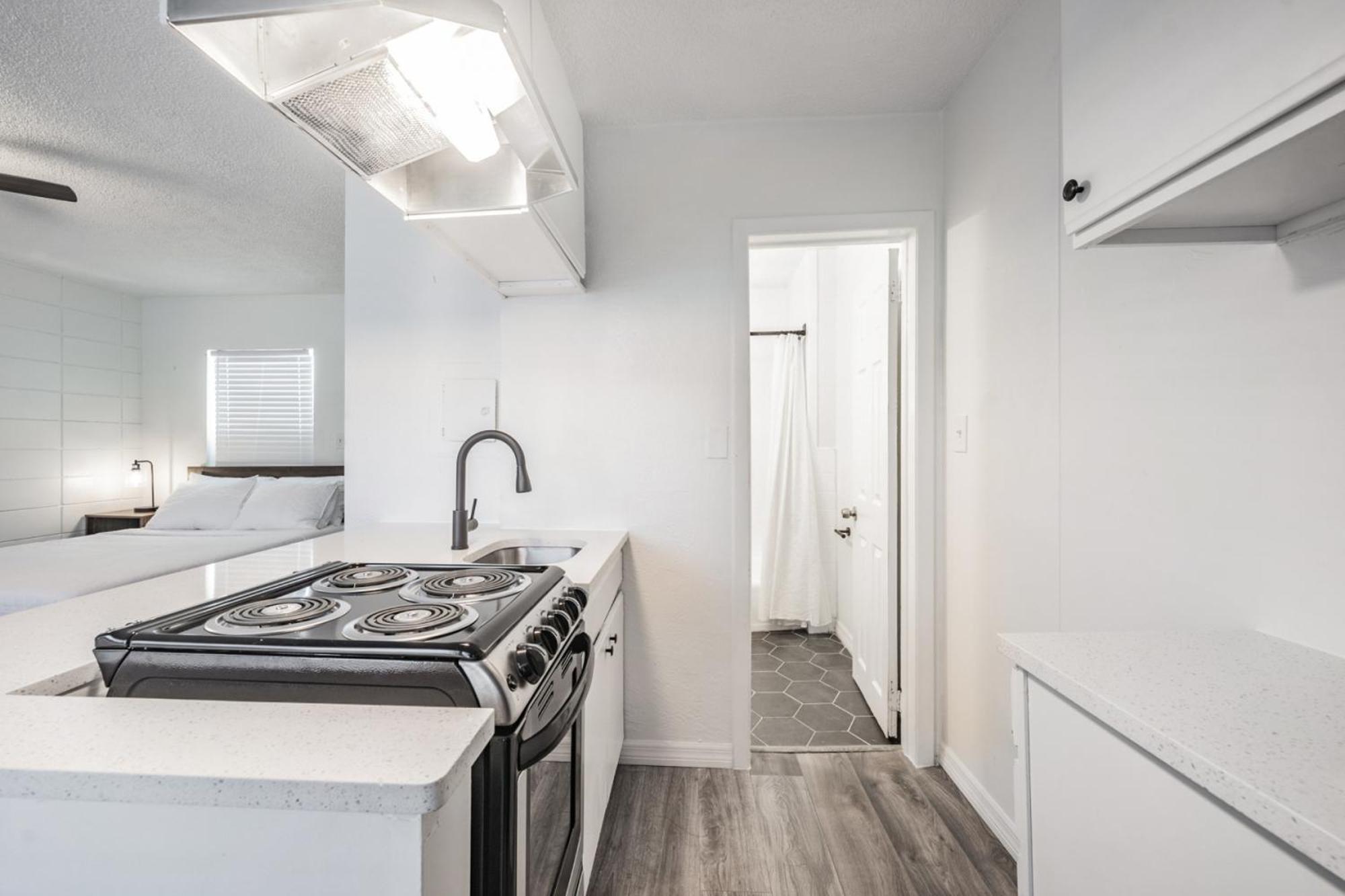 Spacious Studio Apartment Near Nightlife & Dining! St. Petersburg Ngoại thất bức ảnh