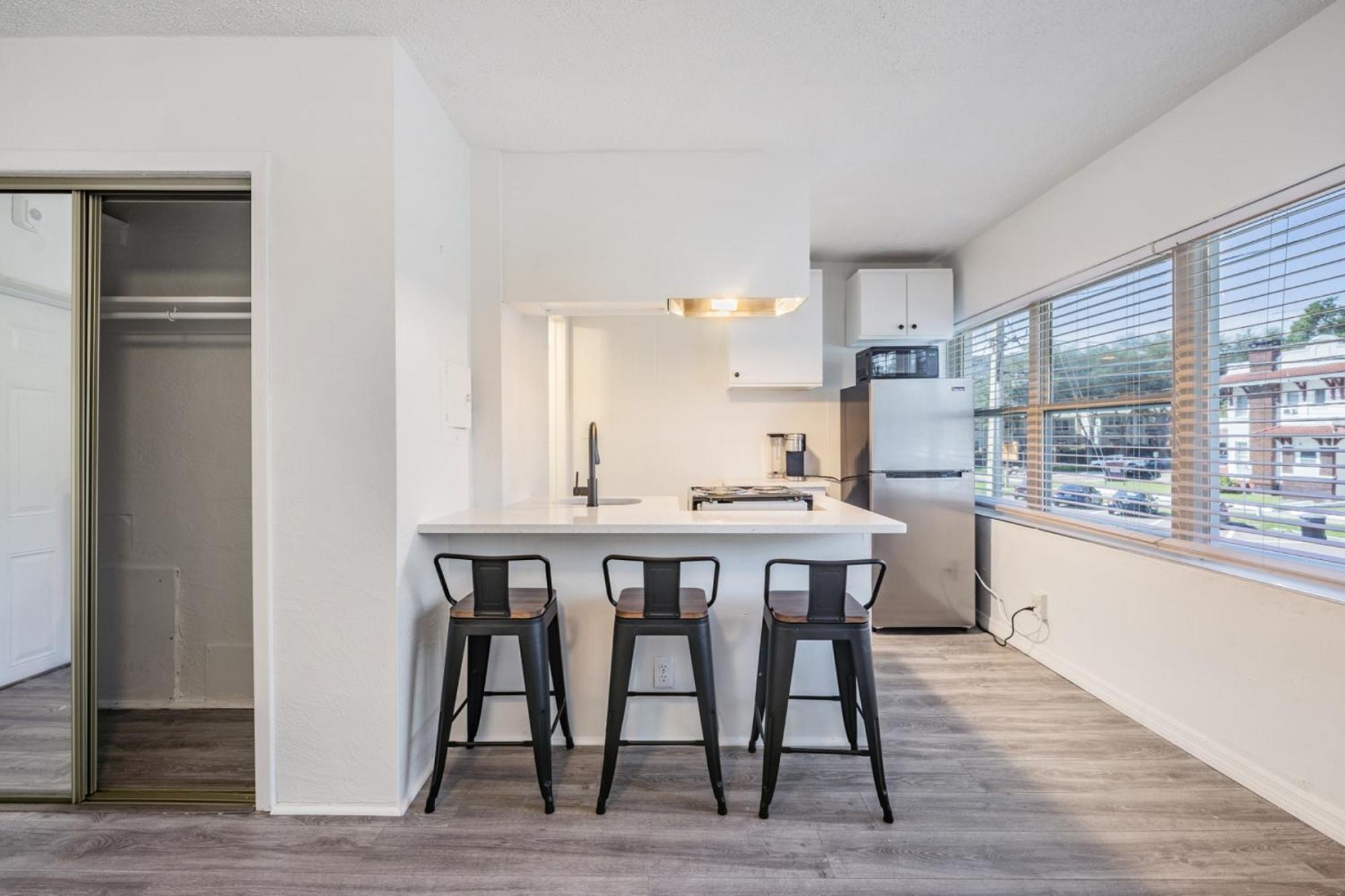 Spacious Studio Apartment Near Nightlife & Dining! St. Petersburg Ngoại thất bức ảnh