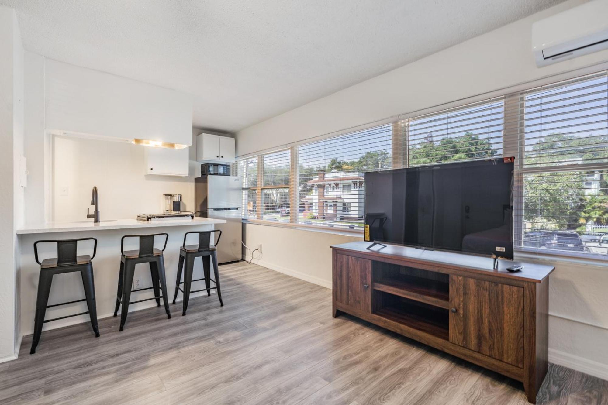 Spacious Studio Apartment Near Nightlife & Dining! St. Petersburg Ngoại thất bức ảnh