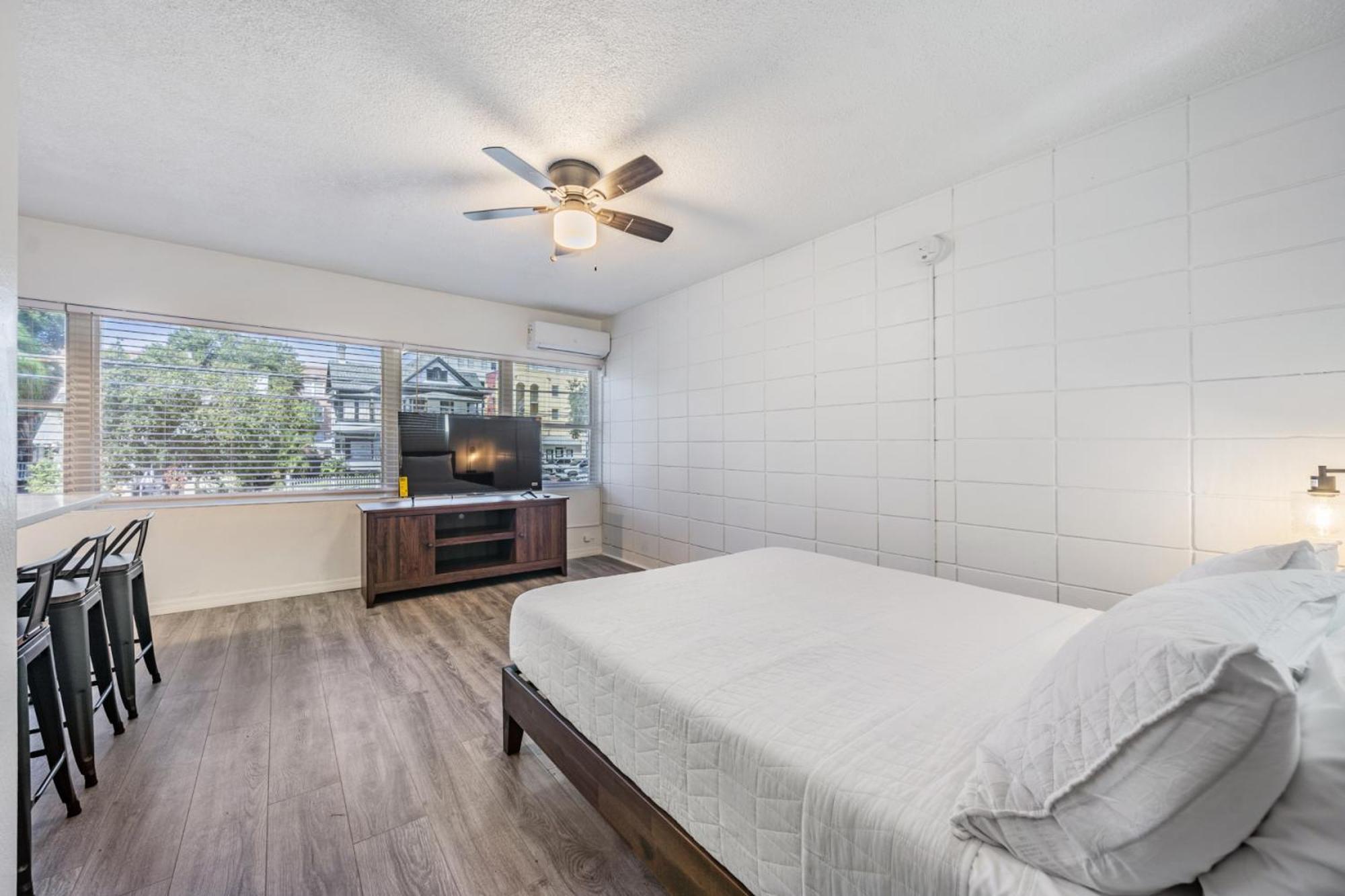 Spacious Studio Apartment Near Nightlife & Dining! St. Petersburg Ngoại thất bức ảnh